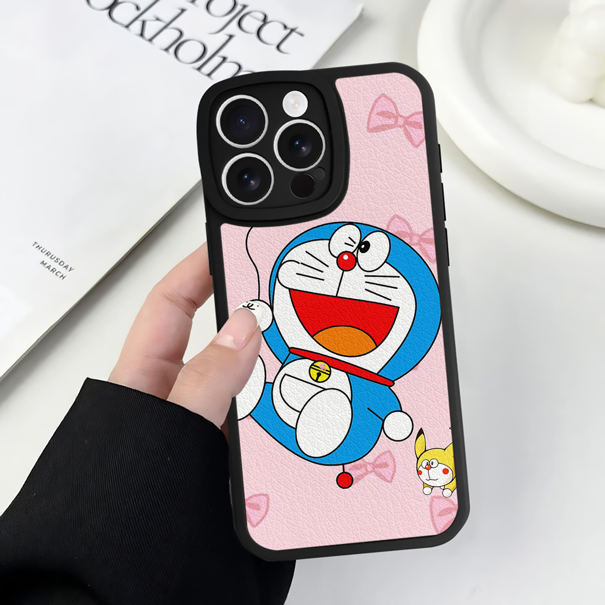 （画像用） ドラえもん Doraemon 【iPhone 16シリーズ対応】シリコンスマホケース（レザー調） 材質：シリコン